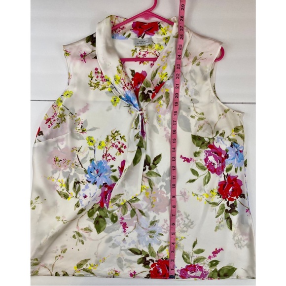 Tahari. Arthur S Levine. Floral, Sleeveless, Faux Tie, Satiny Feel. Spring Top. - Picture 2 of 10